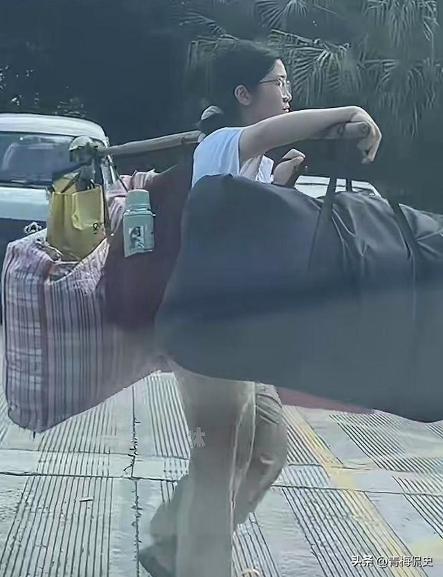 央媒转发！高考后挑行李回家女孩：老师回应家境
，不知打脸多少
人