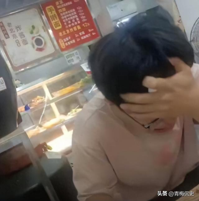 央媒转发！高考后挑行李回家女孩：老师回应家境
，不知打脸多少
人