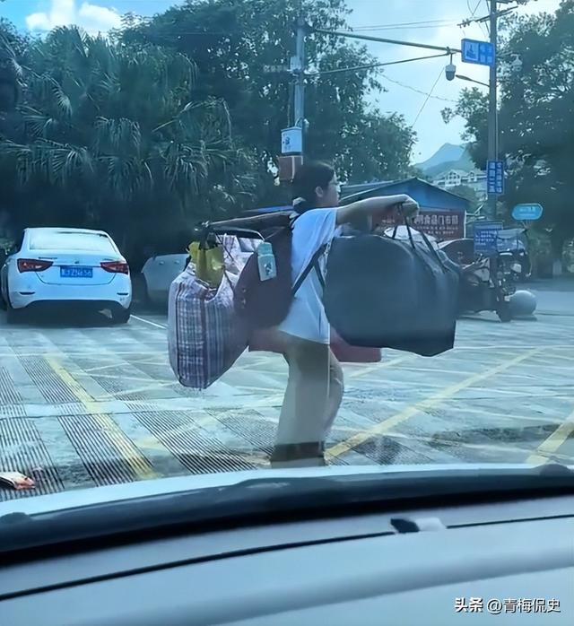 央媒转发！高考后挑行李回家女孩：老师回应家境
，不知打脸多少
人