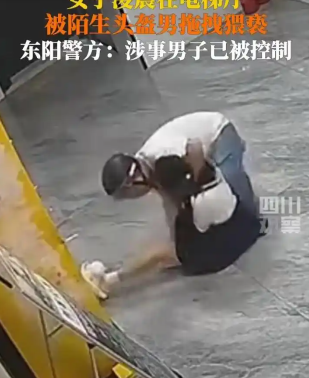 女孩被压倒猥亵后续！有意
戴头盔遮挡面部，高低
齐手，全历程
曝光