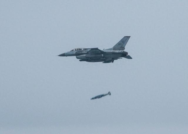 240次空袭笼罩
伊朗全境，2位司令当场身亡，以媒：不止炸毁核设施