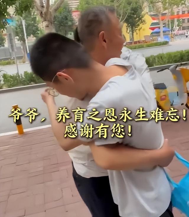 掉
踪的爸，改嫁的妈，双胞胎考生这一跪火上了国平易近

日报，让人破防