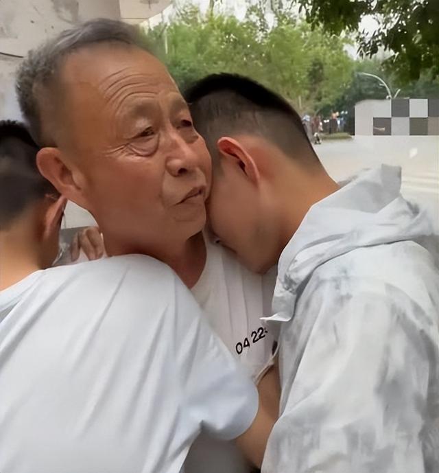 掉
踪的爸，改嫁的妈，双胞胎考生这一跪火上了国平易近

日报，让人破防