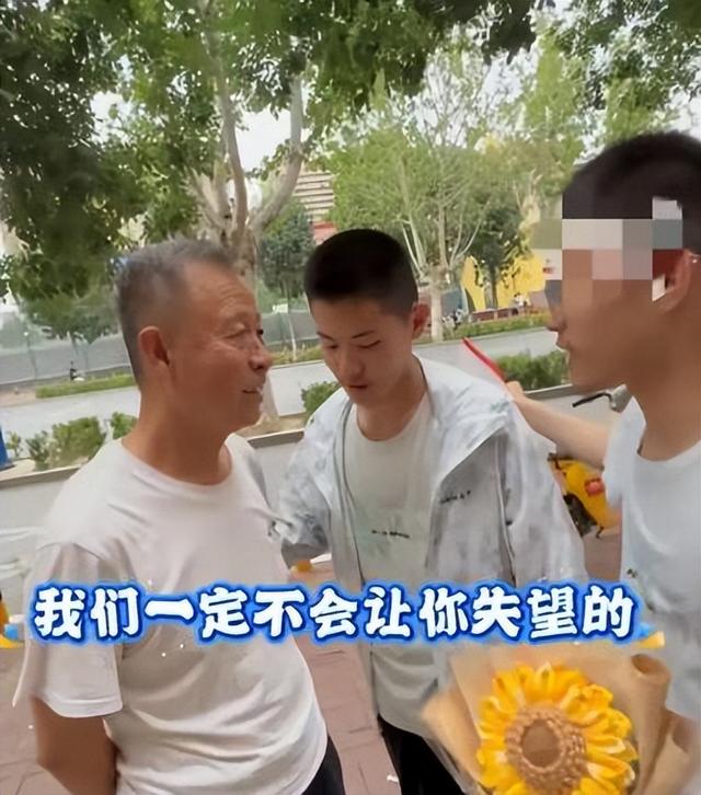 掉
踪的爸，改嫁的妈，双胞胎考生这一跪火上了国平易近

日报，让人破防