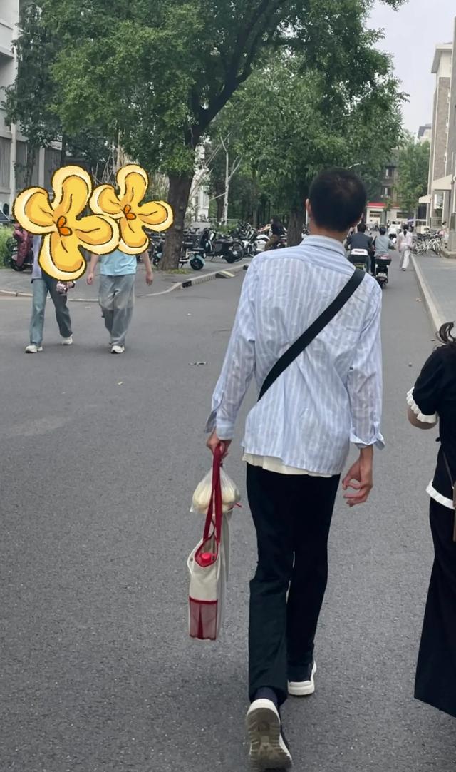 韦东奕幼儿园照片曝光，从小就与众差异，衣着整洁被父母养的很好
