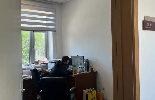 韦东奕幼儿园照片曝光，从小就与众差异，衣着整洁被父母养的很好