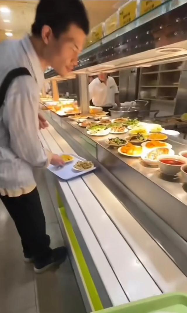韦东奕幼儿园照片曝光，从小就与众差异，衣着整洁被父母养的很好