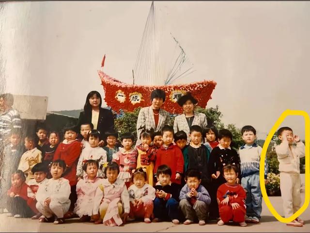 韦东奕幼儿园照片曝光，从小就与众差异，衣着整洁被父母养的很好