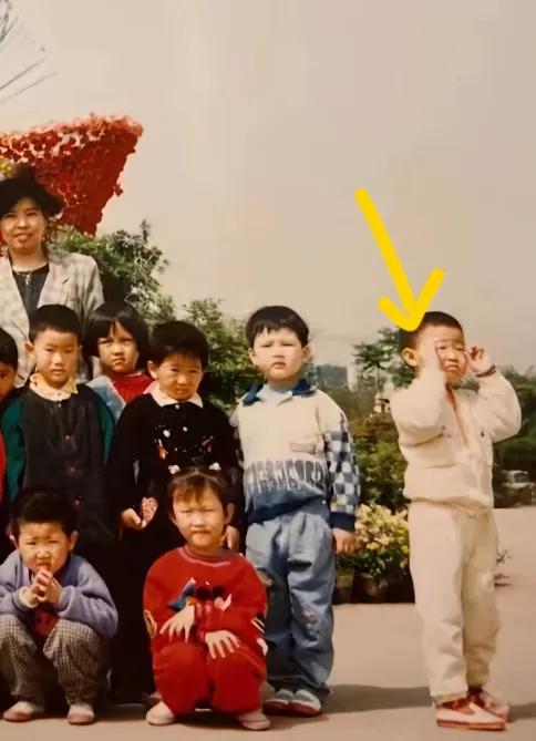 韦东奕幼儿园照片曝光，从小就与众差异，衣着整洁被父母养的很好