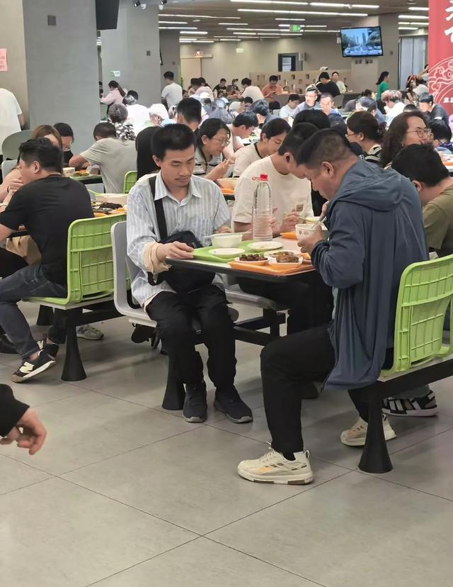 韦东奕幼儿园照片曝光，从小就与众差异，衣着整洁被父母养的很好