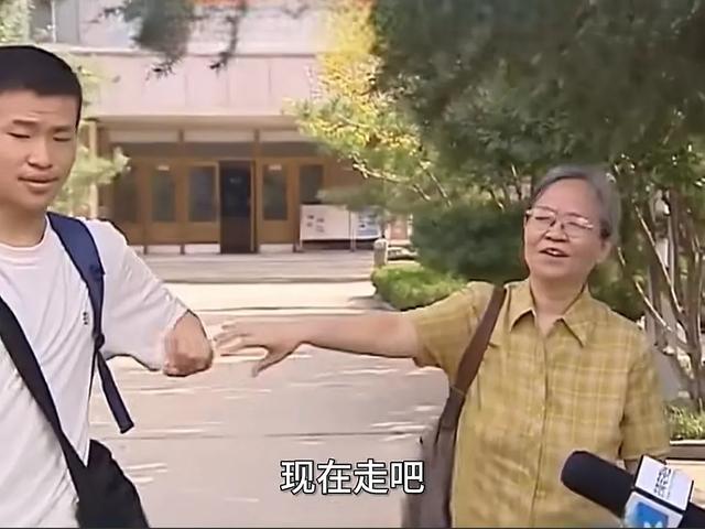 韦东奕幼儿园照片曝光，从小就与众差异，衣着整洁被父母养的很好