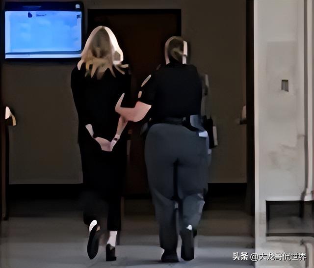 美国已婚女老师交往
男学生，下学
后在办公室产生
不当关系，被创造

