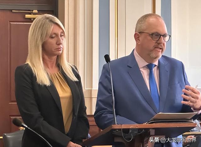 美国已婚女老师交往
男学生，下学
后在办公室产生
不当关系，被创造

