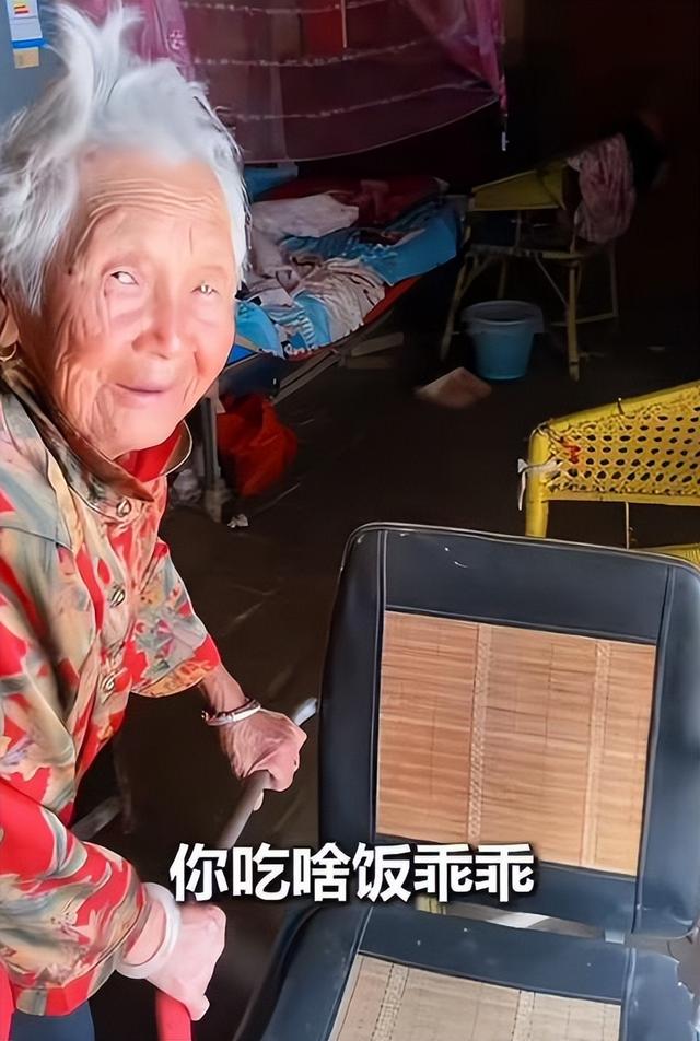 河南驻村书记每天免费“蹭饭”，国平易近

日报点名，村平易近
却抢着宴客