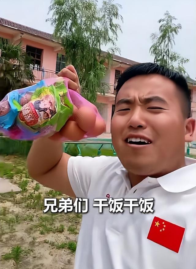 河南驻村书记每天免费“蹭饭”，国平易近

日报点名，村平易近
却抢着宴客