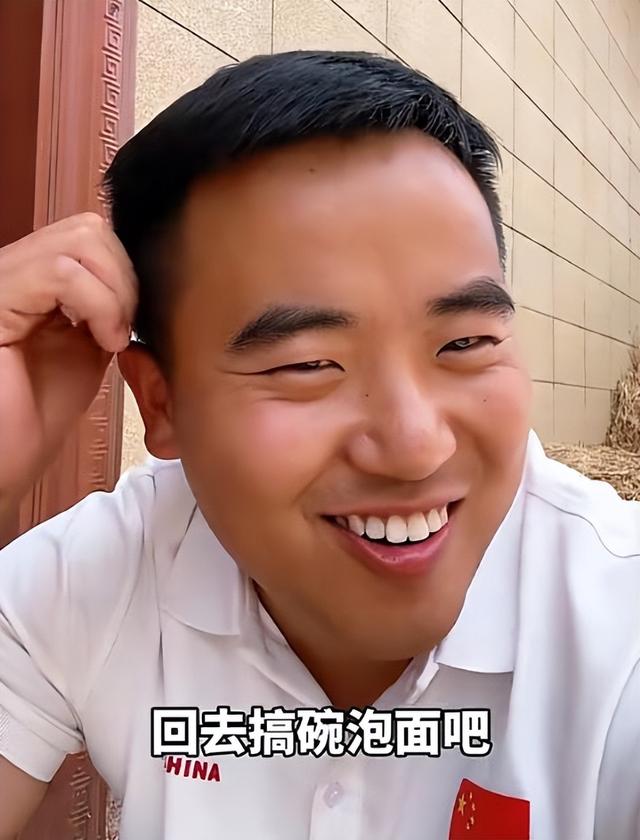 河南驻村书记每天免费“蹭饭”，国平易近

日报点名，村平易近
却抢着宴客