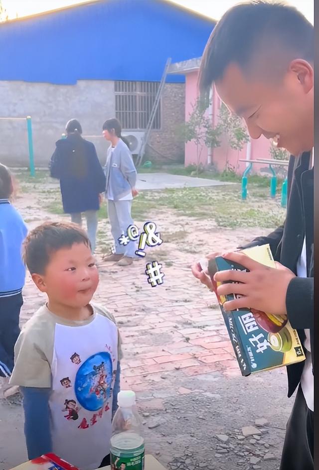 河南驻村书记每天免费“蹭饭”，国平易近

日报点名，村平易近
却抢着宴客