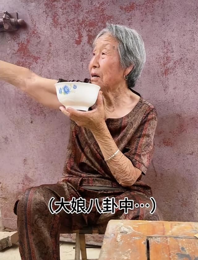 河南驻村书记每天免费“蹭饭”，国平易近

日报点名，村平易近
却抢着宴客