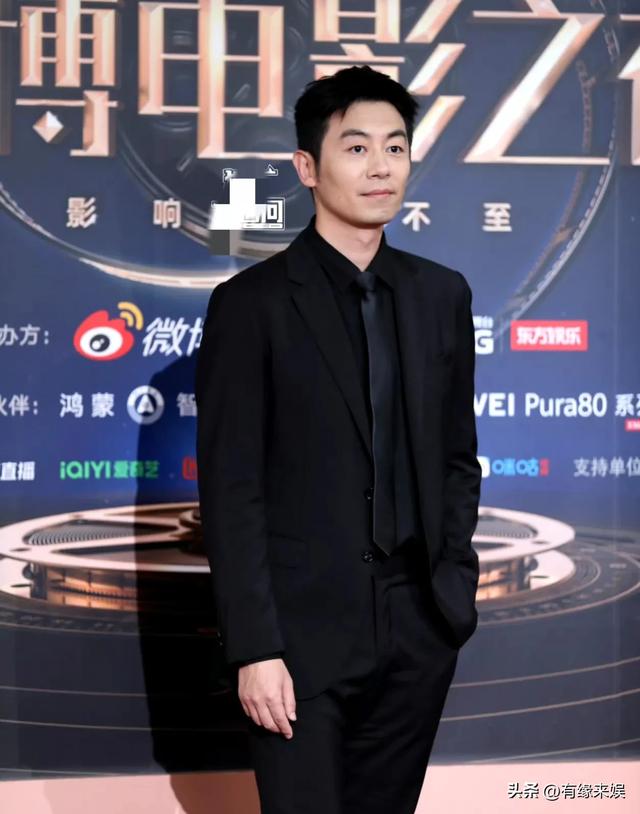 上海这一夜，被笑不露齿的章子怡惊艳，胖了一圈面相变了许多