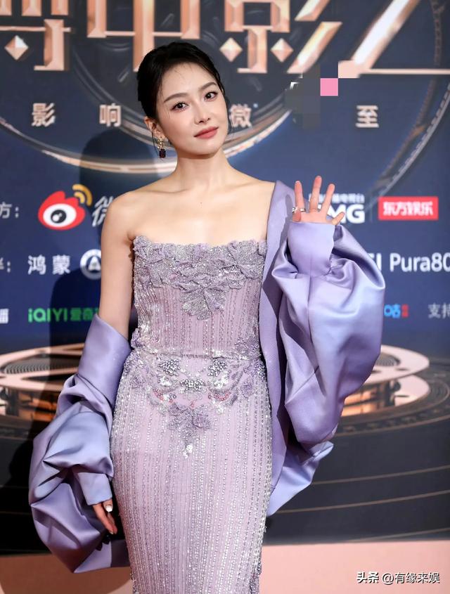 上海这一夜，被笑不露齿的章子怡惊艳，胖了一圈面相变了许多
