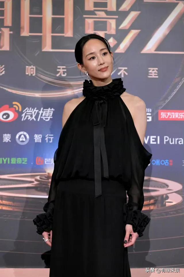 上海这一夜，被笑不露齿的章子怡惊艳，胖了一圈面相变了许多