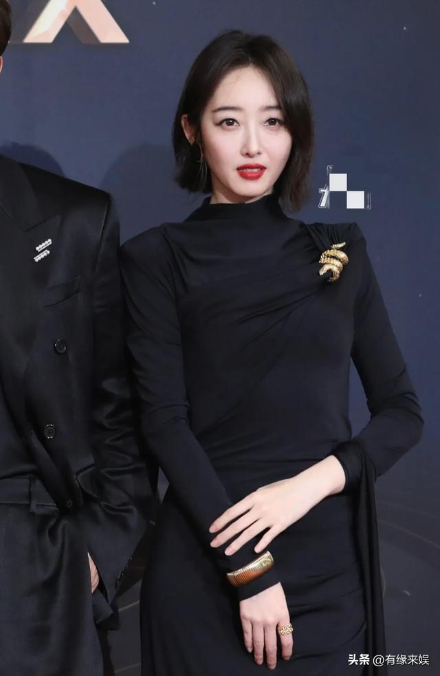 上海这一夜，被笑不露齿的章子怡惊艳，胖了一圈面相变了许多