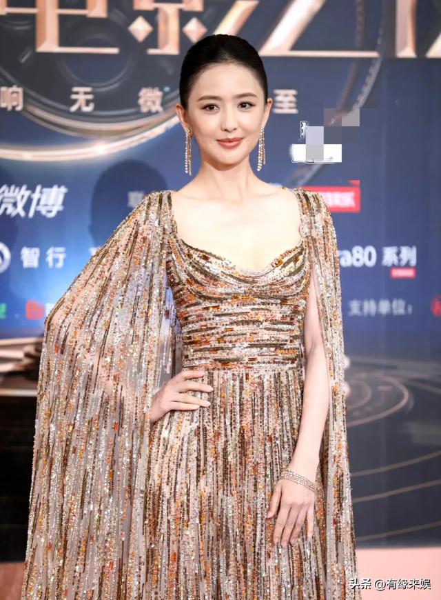 上海这一夜，被笑不露齿的章子怡惊艳，胖了一圈面相变了许多