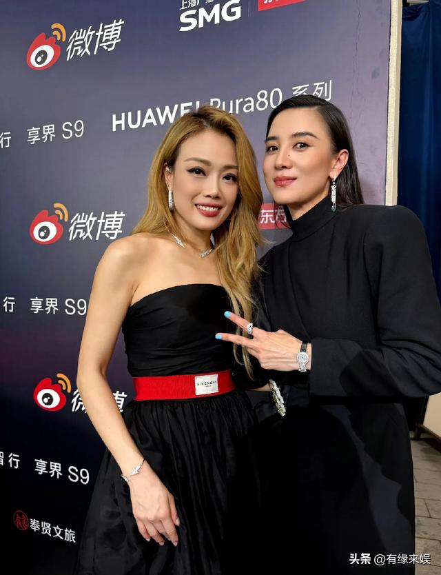 上海这一夜，被笑不露齿的章子怡惊艳，胖了一圈面相变了许多
