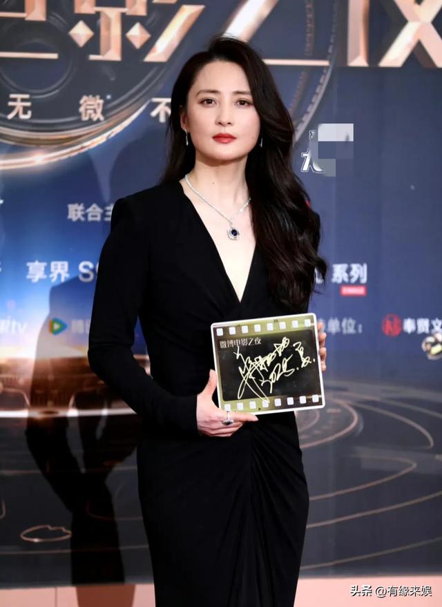 上海这一夜，被笑不露齿的章子怡惊艳，胖了一圈面相变了许多