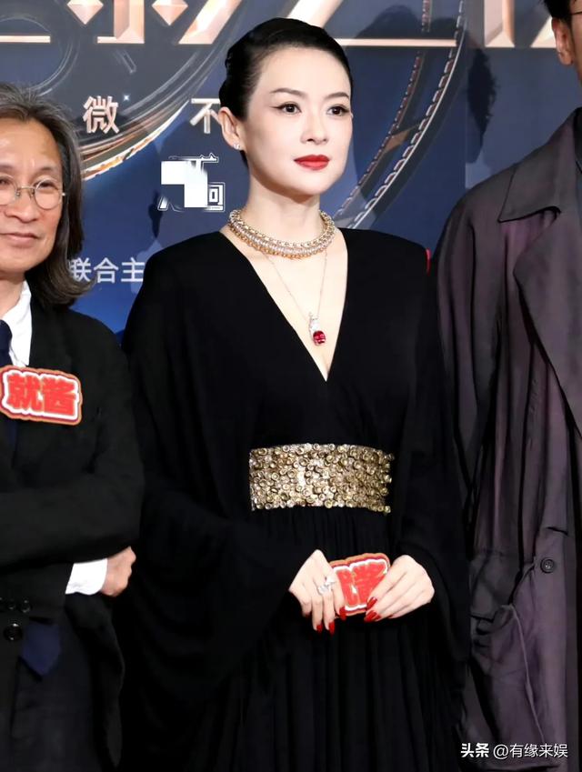 上海这一夜，被笑不露齿的章子怡惊艳，胖了一圈面相变了许多