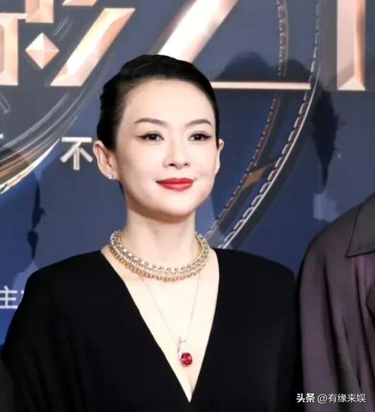上海这一夜，被笑不露齿的章子怡惊艳，胖了一圈面相变了许多