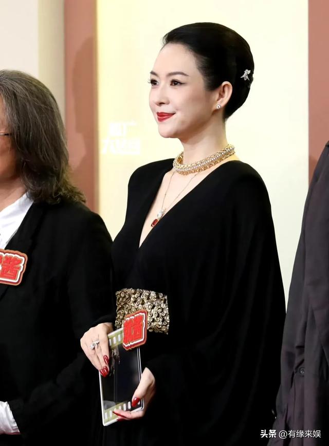 上海这一夜，被笑不露齿的章子怡惊艳，胖了一圈面相变了许多