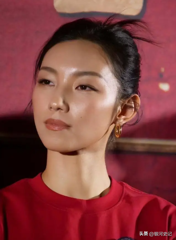 央视揭开遮羞布后，“特权”女星被扒，高考走捷径，父亲身居高位