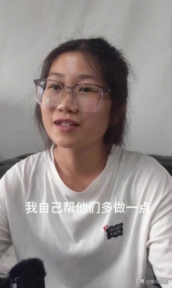 扁担女孩火到央视！正脸照流出，班主任曝真实结果，眷属成员发声