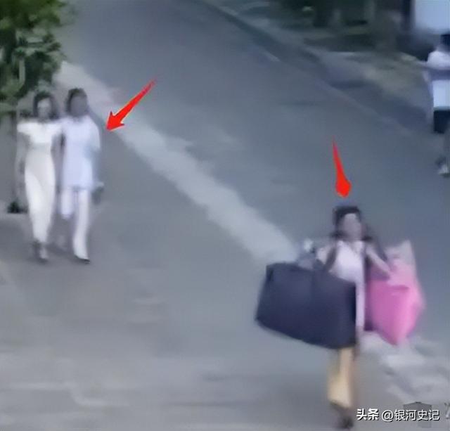 扁担女孩火到央视！正脸照流出，班主任曝真实结果，眷属成员发声