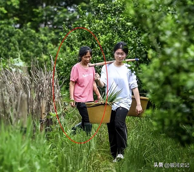 扁担女孩火到央视！正脸照流出，班主任曝真实结果，眷属成员发声