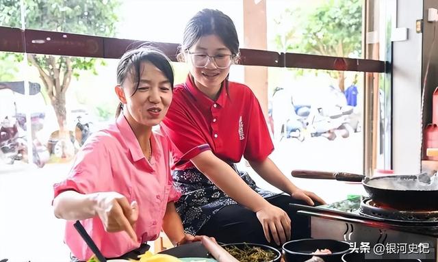 扁担女孩火到央视！正脸照流出，班主任曝真实结果，眷属成员发声