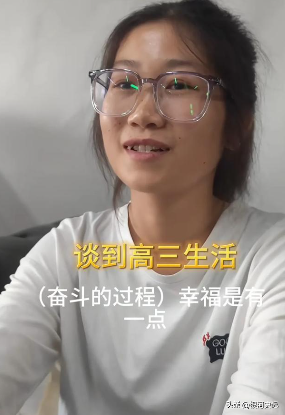 扁担女孩火到央视！正脸照流出，班主任曝真实结果，眷属成员发声