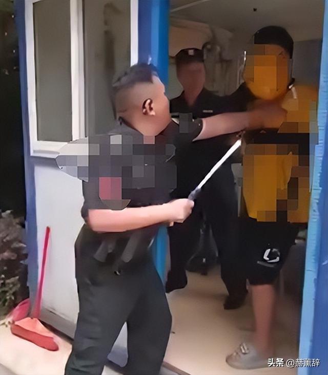 反转！14岁男孩被保安围殴后续，真相曝光，不简朴，家长拒绝调度
