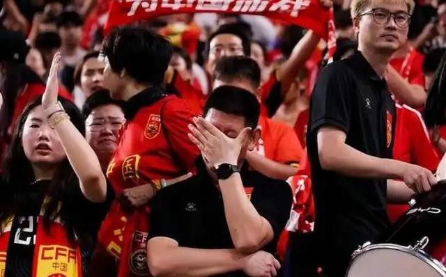 再降薪就没人踢了！前国脚暴怒发声：国足已经降到日韩的三分之一