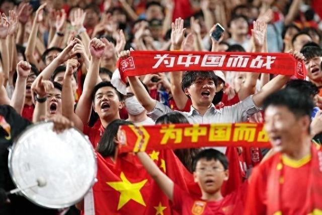 再降薪就没人踢了！前国脚暴怒发声：国足已经降到日韩的三分之一