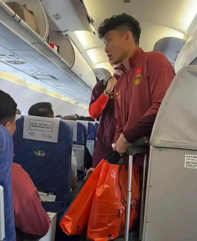 再降薪就没人踢了！前国脚暴怒发声：国足已经降到日韩的三分之一