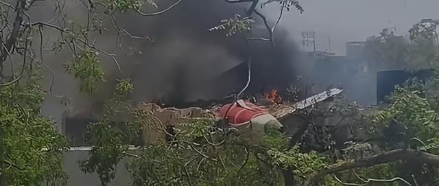 波音787刚腾飞就坠毁，印度飞行员拉起机头自救，还是摔在修建区