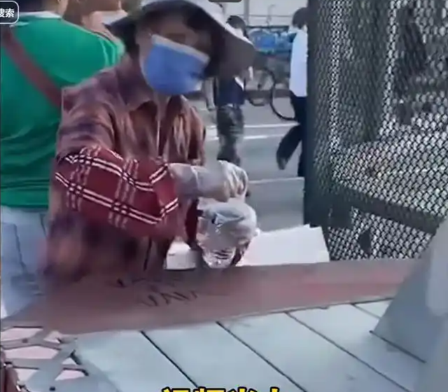 洛杉矶杂乱，华人大妈意外
抢镜，老外怒赞：她散发出人性的光辉