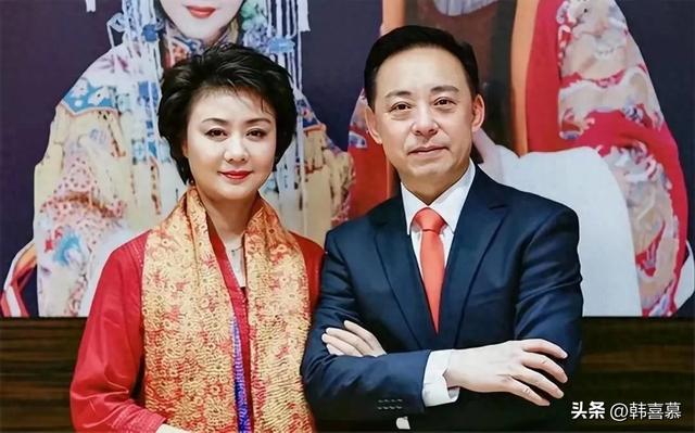 于魁智李胜素喝酒照曝光，疑贬低内地不雅观

众，他妻儿双全，她还单身
