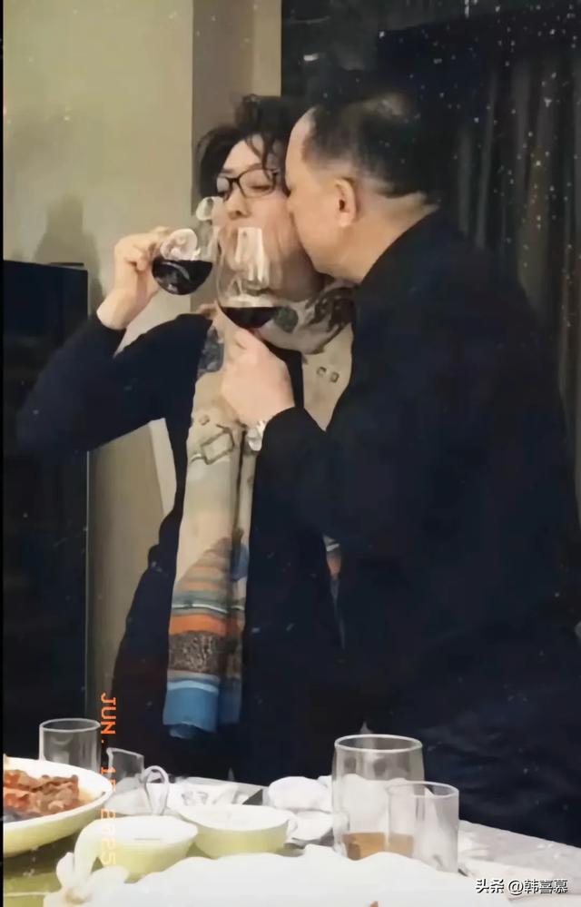 于魁智李胜素喝酒照曝光，疑贬低内地不雅观

众，他妻儿双全，她还单身
