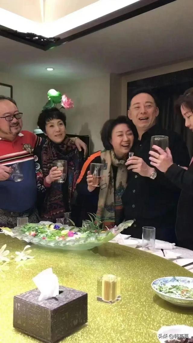 于魁智李胜素喝酒照曝光，疑贬低内地不雅观

众，他妻儿双全，她还单身
