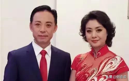 于魁智李胜素喝酒照曝光，疑贬低内地不雅观

众，他妻儿双全，她还单身
