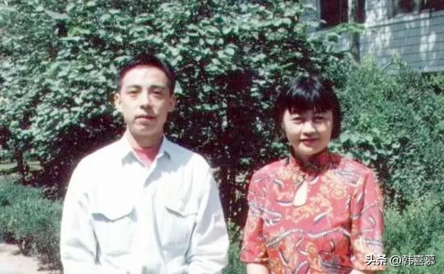 于魁智李胜素喝酒照曝光，疑贬低内地不雅观

众，他妻儿双全，她还单身
