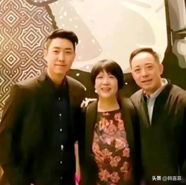 于魁智李胜素喝酒照曝光，疑贬低内地不雅观

众，他妻儿双全，她还单身
